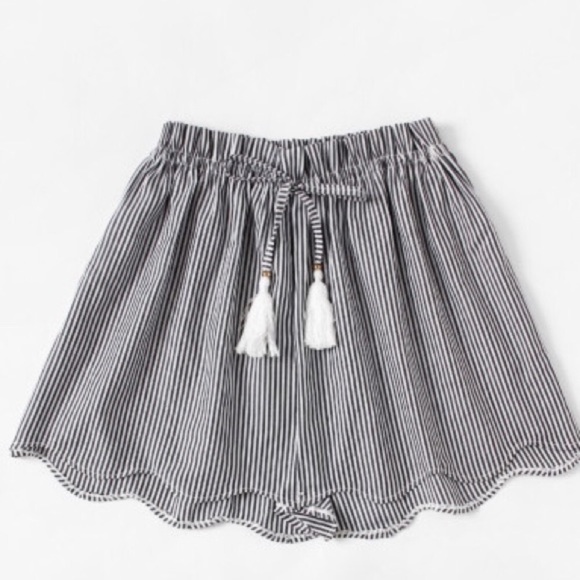 🎉HP🎉 🆕 Black Striped Shorts - Picture 6 of 7